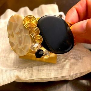 Bangle with Black Stone and Capiz Design